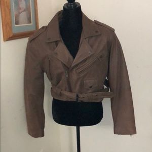 Short long sleeve brown leather jacket. Size M.